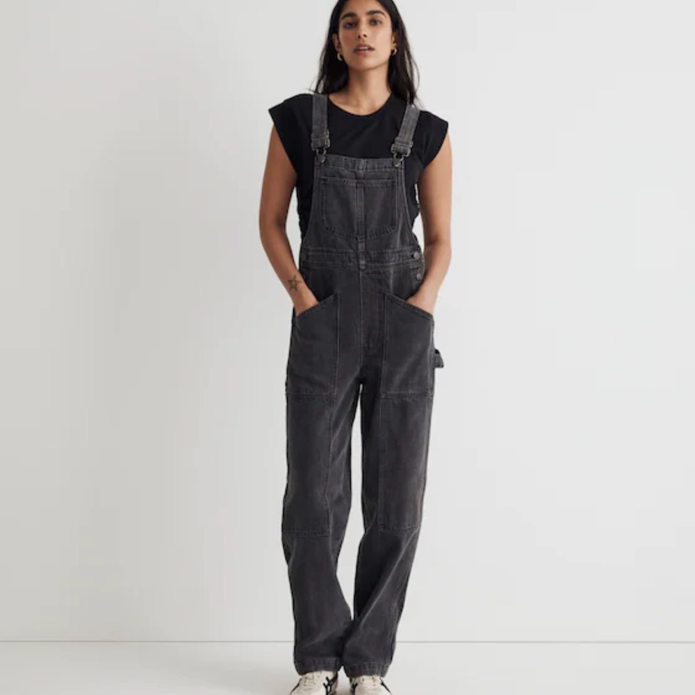 Madewell oversized carpenter overalls in Hartwell wash.  Size sp